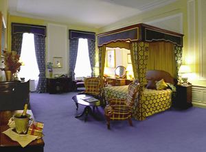 Four poster bed room
